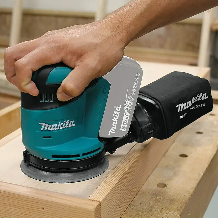Makita Akku-Exzenterschleifer DBO180Z - 18 V, Ohne Akku, 5 Ah, Durchmesser Schleifteller: 125 mm - Anwendungsbeispiel