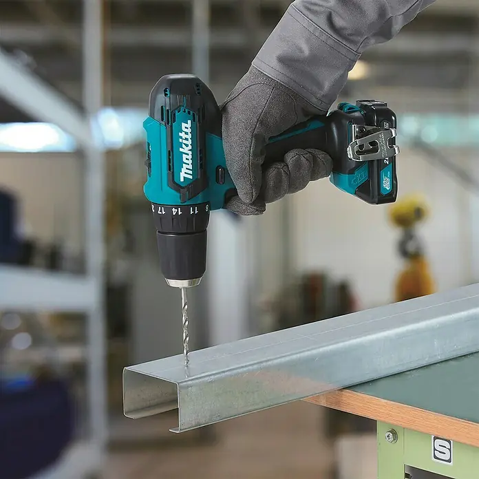 Makita Akku-Schlagbohrschrauber HP333DSAX1 - 12 V, 2 Akkus, 2 Ah, Leerlaufdrehzahl: 0 U/min - 1.700 U/min - Anwendungsbeispiel