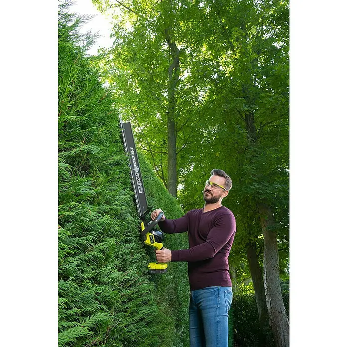 Ryobi ONE+ Akku-Heckenschere RY18HT55A-0 - 18 V, Li-Ionen, Ohne Akku, Messerlänge: 55 cm - Anwendungsbeispiel