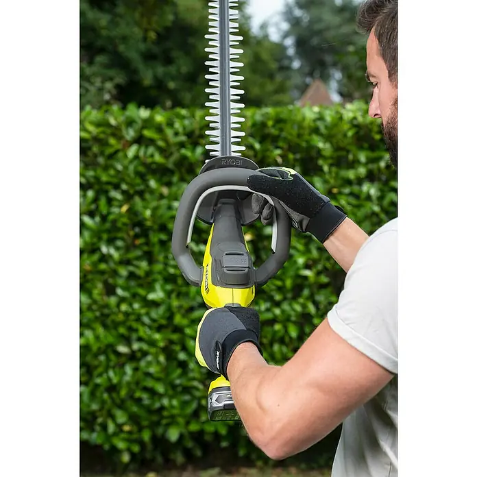 Ryobi ONE+ Akku-Heckenschere RY18HT55A-0 - 18 V, Li-Ionen, Ohne Akku, Messerlänge: 55 cm - Anwendungsbeispiel