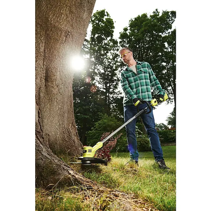 Ryobi ONE+ Akku-Rasentrimmer RY18LTX33A-0 - 18 V, Li-Ionen, Ohne Akku, Schnittbreite: 28 cm - 33 cm - Anwendungsbeispiel