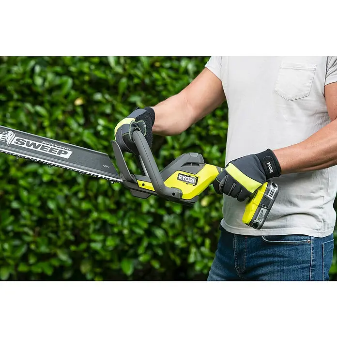Ryobi ONE+ Akku-Heckenschere RY18HT55A-0 - 18 V, Li-Ionen, Ohne Akku, Messerlänge: 55 cm - Anwendungsbeispiel