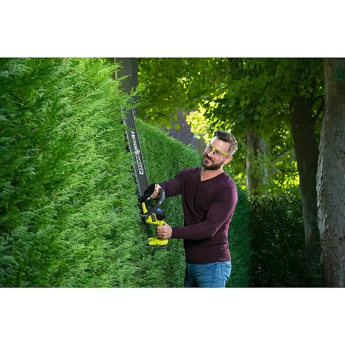 Ryobi ONE+ Akku-Heckenschere RY18HT55A-0 - 18 V, Li-Ionen, Ohne Akku, Messerlänge: 55 cm - Anwendungsbeispiel