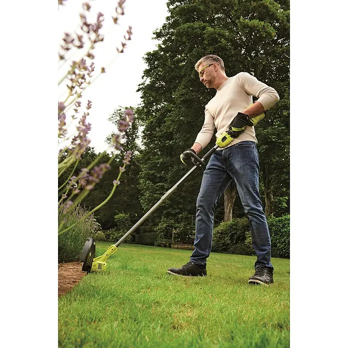 Ryobi ONE+ Akku-Rasentrimmer RY18LTX33A-0 - 18 V, Li-Ionen, Ohne Akku, Schnittbreite: 28 cm - 33 cm - Anwendungsbeispiel