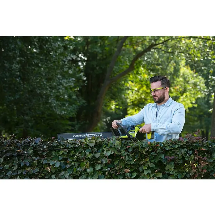 Ryobi ONE+ Akku-Heckenschere RY18HT55A-0 - 18 V, Li-Ionen, Ohne Akku, Messerlänge: 55 cm - Anwendungsbeispiel