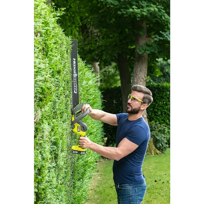 Ryobi ONE+ Akku-Heckenschere RY18HT55A-0 - 18 V, Li-Ionen, Ohne Akku, Messerlänge: 55 cm - Anwendungsbeispiel