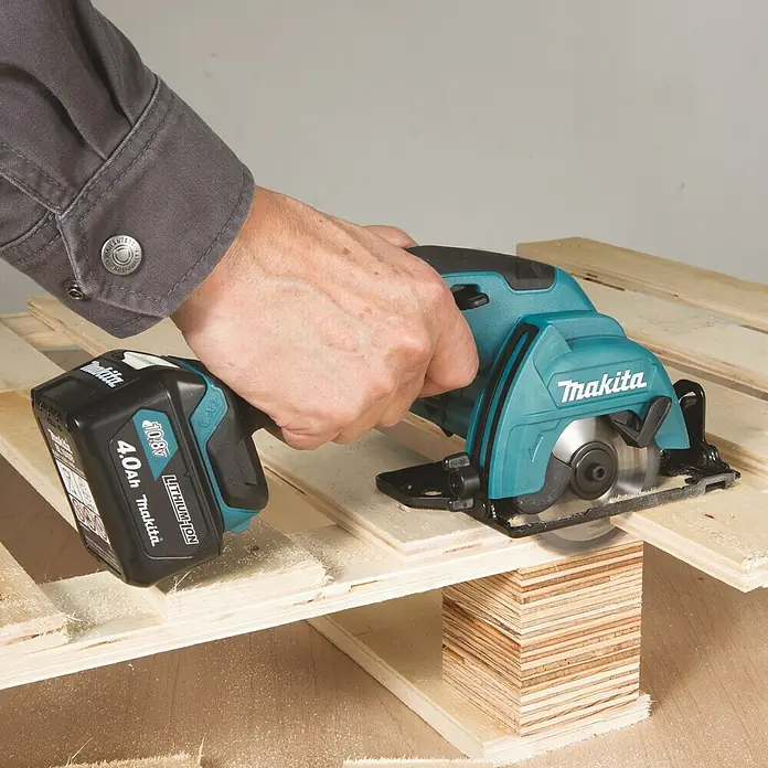 Makita Akku-Handkreissäge HS301DZ - 10,8 V, Ohne Akku, Leerlaufdrehzahl: 0 U/min - 1.500 U/min - Anwendungsbeispiel