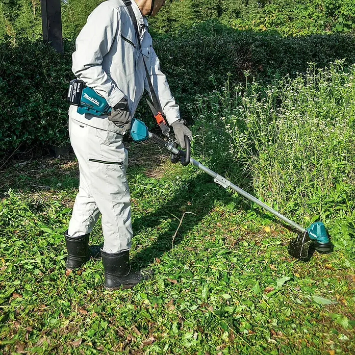 Makita Akku-Rasentrimmer LXT DUR192LZ - 18 V, Li-Ionen, Ohne Akku, Schnittbreite: 30 cm - Anwendungsbeispiel