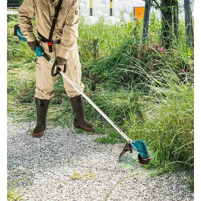 Makita Akku-Rasentrimmer LXT DUR192LZ - 18 V, Li-Ionen, Ohne Akku, Schnittbreite: 30 cm - Anwendungsbeispiel