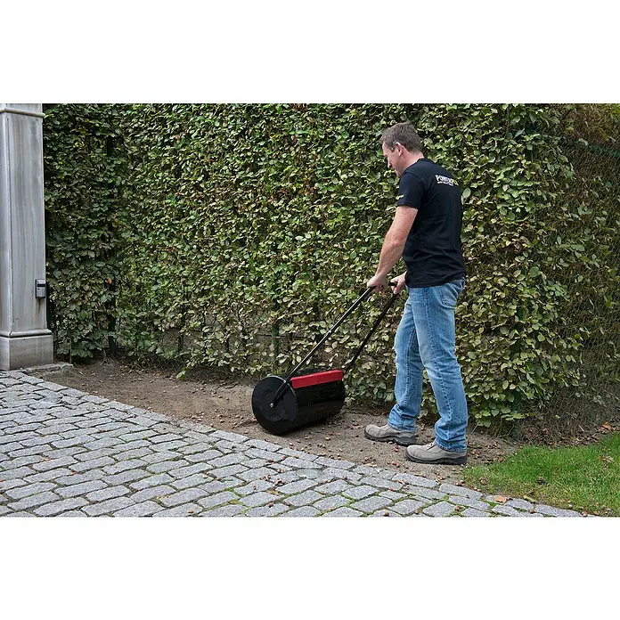 Kreator Rodillo para césped KRTGR9101 - Ancho: 50 cm, Metal - Producto en uso