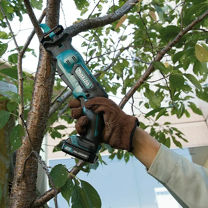 Makita Akku-Säbelsäge JR103DZ - 10,8 V, Ohne Akku, Leerlaufhubzahl: 0 - 3.300 Hübe/min - Anwendungsbeispiel
