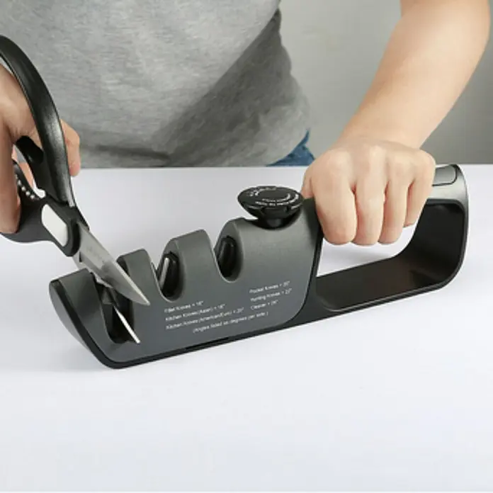Afilador Premium - Específico para: Tijeras, cuchillos y navajas - Producto en uso