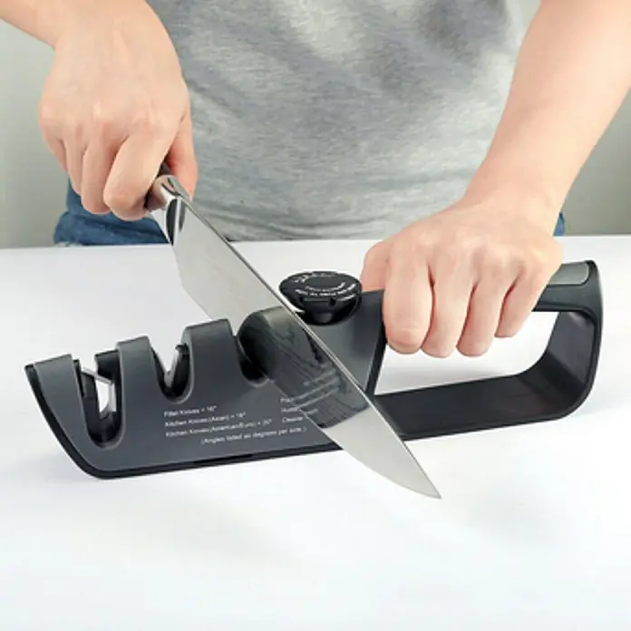Afilador Premium - Específico para: Tijeras, cuchillos y navajas - Producto en uso
