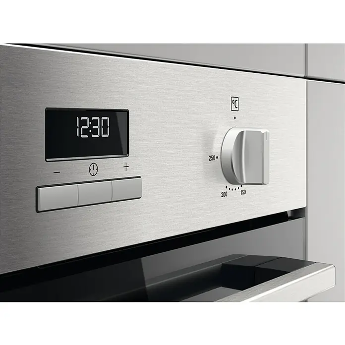 Zanussi Horno empotrado ZOHIE2X1 - Número de tipos de calentamiento: 7 ud., Volumen horno: 57 l - Primer plano