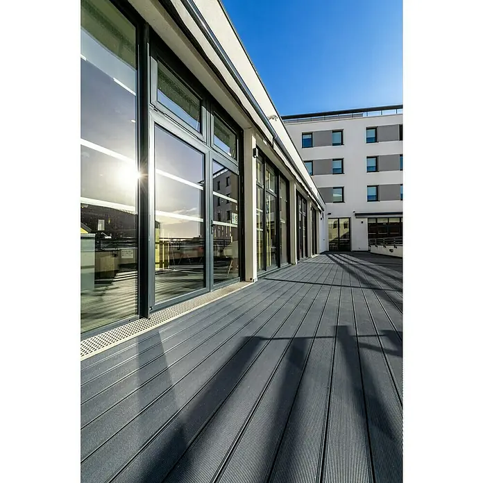 WPC-Terrassendiele Eco Friendly - Grau, 300 x 15 x 2,8 cm - Stimmungsaufnahme