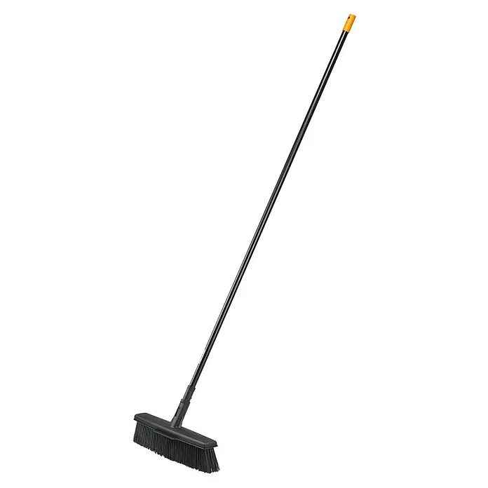 Fiskars Solid Besen - Breite: 48 cm, Material Borsten: Kunststoff - Diagonale Ansicht