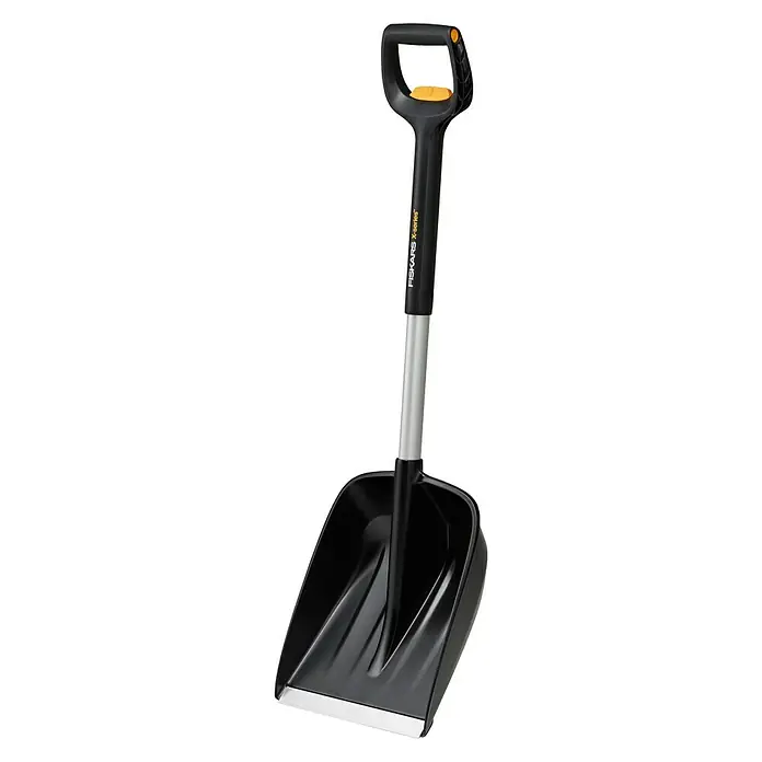 Fiskars X-series Schneeschaufel - Breite: 29 cm, Teleskopstiel - Diagonale Ansicht
