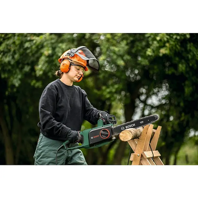 Bosch Električna lančana pila UniversalChain 35 - 1.800 W, Dužina mača: 35 cm - Proizvod u upotrebi