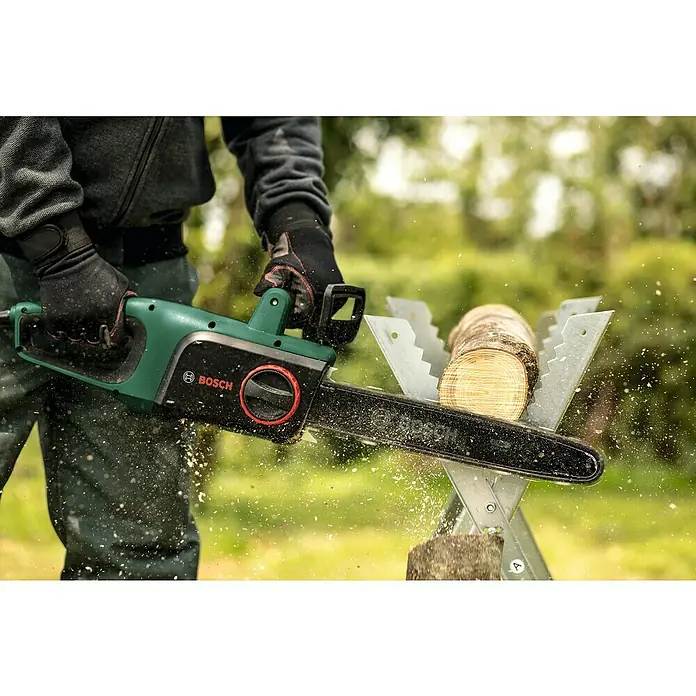 Bosch Električna lančana pila UniversalChain 35 - 1.800 W, Dužina mača: 35 cm - Proizvod u upotrebi