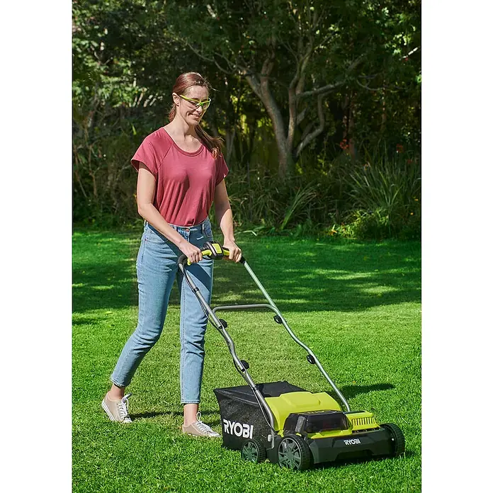 Ryobi ONE+ Akku-Vertikutierer RY18SFX35A-240 - 18 V, Li-Ionen, 2 Akkus, Arbeitsbreite: 35 cm - Anwendungsbeispiel