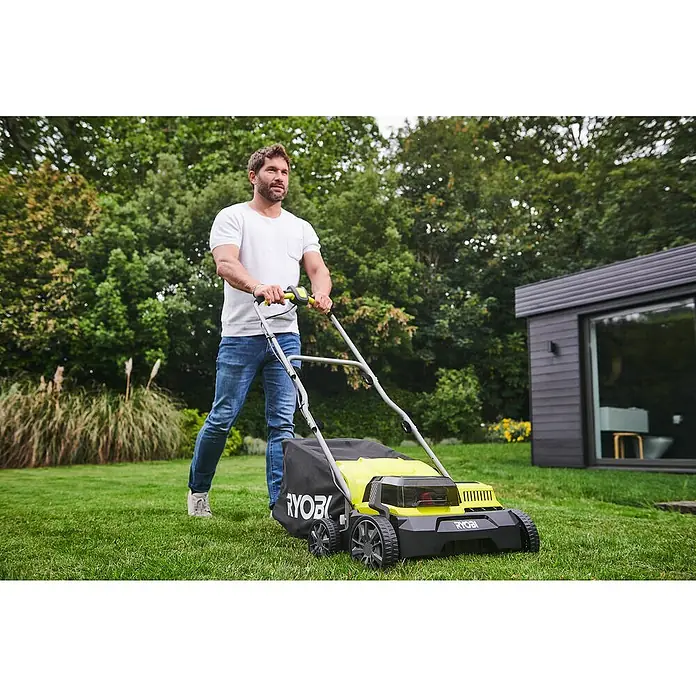 Ryobi ONE+ Akku-Vertikutierer RY18SFX35A-240 - 18 V, Li-Ionen, 2 Akkus, Arbeitsbreite: 35 cm - Anwendungsbeispiel