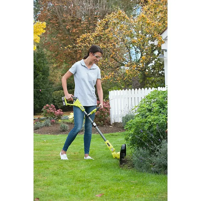 Ryobi ONE+ Akku-Rasentrimmer RLT183225F - 18 V, Li-Ionen, 1 Akku, Schnittbreite: 25 cm - 30 cm - Anwendungsbeispiel