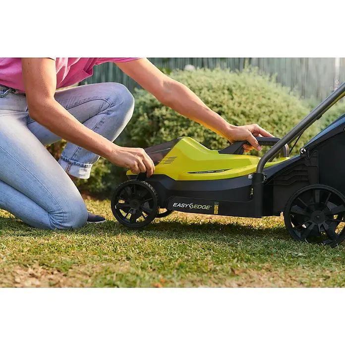 Ryobi ONE+ Akku-Rasenmäher RLM18C33B25 - 18 V, 1 Akku, 2,5 Ah, Schnittbreite: 33 cm - Anwendungsbeispiel