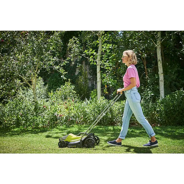 Ryobi ONE+ Akku-Rasenmäher RLM18C33B25 - 18 V, 1 Akku, 2,5 Ah, Schnittbreite: 33 cm - Anwendungsbeispiel