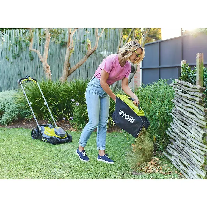 Ryobi ONE+ Akku-Rasenmäher RLM18C33B25 - 18 V, 1 Akku, 2,5 Ah, Schnittbreite: 33 cm - Anwendungsbeispiel