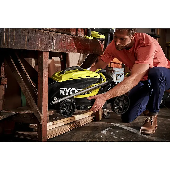Ryobi ONE+ Akku-Rasenmäher RLM18C33B25 - 18 V, 1 Akku, 2,5 Ah, Schnittbreite: 33 cm - Anwendungsbeispiel