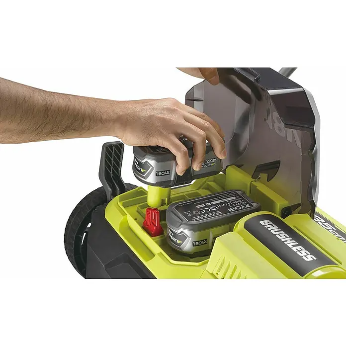 Ryobi ONE+ Akku-Vertikutierer RY18SFX35A-240 - 18 V, Li-Ionen, 2 Akkus, Arbeitsbreite: 35 cm - Anwendungsbeispiel