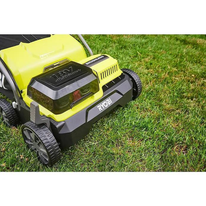 Ryobi ONE+ Akku-Vertikutierer RY18SFX35A-240 - 18 V, Li-Ionen, 2 Akkus, Arbeitsbreite: 35 cm - Stimmungsaufnahme