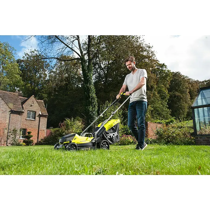 Ryobi ONE+ Akku-Rasenmäher RLM18C33B25 - 18 V, 1 Akku, 2,5 Ah, Schnittbreite: 33 cm - Anwendungsbeispiel