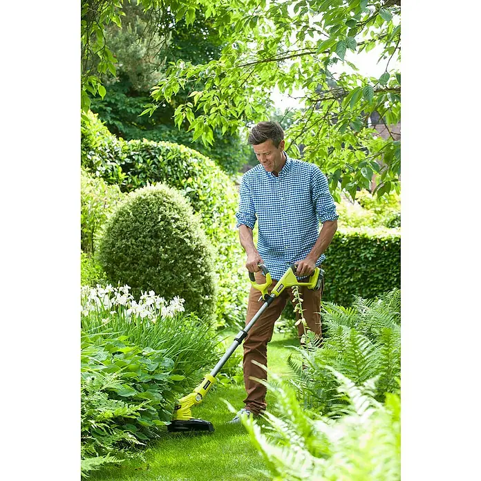 Ryobi ONE+ Akku-Rasentrimmer RLT183225F - 18 V, Li-Ionen, 1 Akku, Schnittbreite: 25 cm - 30 cm - Anwendungsbeispiel