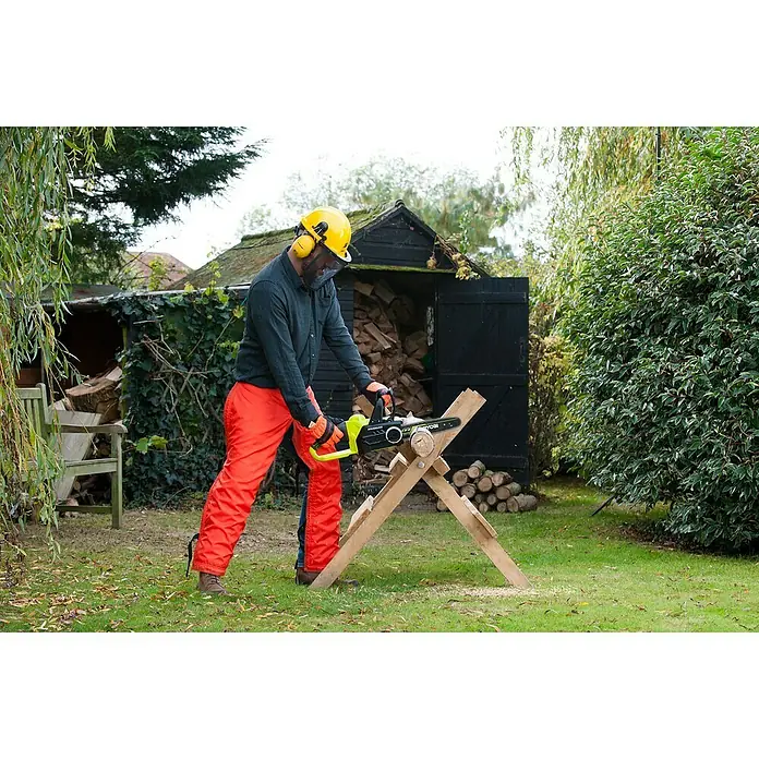 Ryobi ONE+ Akku-Kettensäge OCS 1830 - 18 V, Li-Ionen, Ohne Akku, Schwertlänge: 30 cm - Anwendungsbeispiel