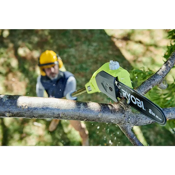 Ryobi ONE+ Podadora telescópica de batería OPP 1820 - 18 V, Iones de litio, Sin batería, Altura de trabajo: 4 m - Producto en uso