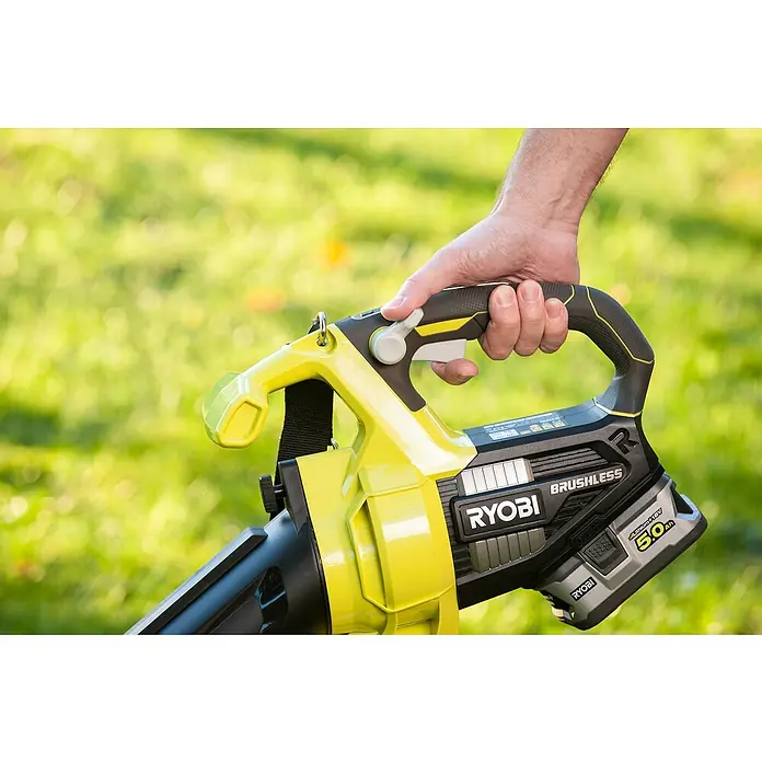 Ryobi ONE+ Akku-Laubsauger RBV1850 - 18 V, 1 Akku, Blasgeschwindigkeit: 201 km/h - Anwendungsbeispiel