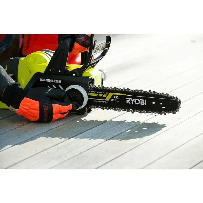 Ryobi ONE+ Akku-Kettensäge OCS 1830 - 18 V, Li-Ionen, Ohne Akku, Schwertlänge: 30 cm - Anwendungsbeispiel