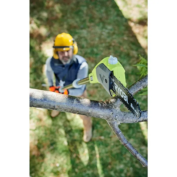 Ryobi ONE+ Akku-Hochentaster OPP 1820 - 18 V, Li-Ionen, Ohne Akku, Arbeitshöhe: 4 m - Anwendungsbeispiel
