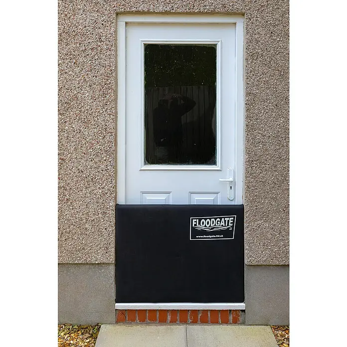 Öko-Tec Tür- & Fenstersperre Floodgate - Größe: M, Verstellbereich: 955 mm - 1.185 mm, Höhe: 680 mm, Montageart: Klemmen - Stimmungsaufnahme