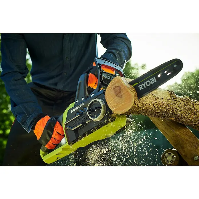 Ryobi ONE+ Akku-Kettensäge OCS 1830 - 18 V, Li-Ionen, Ohne Akku, Schwertlänge: 30 cm - Anwendungsbeispiel