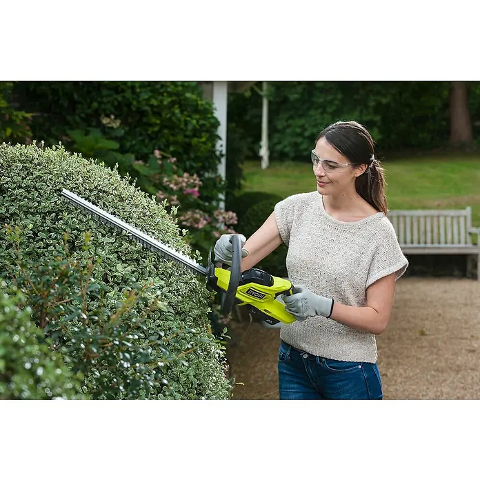 Ryobi ONE+ Akku-Heckenschere RHT184520 - 18 V, Li-Ionen, 2 Ah, Anzahl Akkus: 1 Akku, Schnittlänge: 45 cm - Anwendungsbeispiel