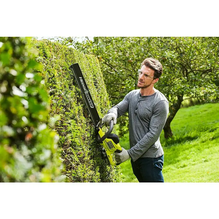 Ryobi ONE+ Hybrid-Heckenschneider RHT1850H25HS - 18 V, Li-Ionen, 2,5 Ah, 1 Akku - Anwendungsbeispiel