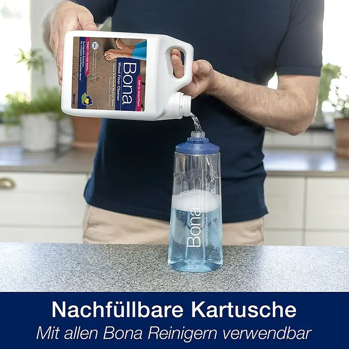 Bona Spray Mop für Holzfußböden - Mikrofaser, 1 x Bona Spray Mop, 1 x Bona Spray Mop Refiller (Kartusche), 1 x Bona Mikrofaser-Reinigungspad - Anwendungsbeispiel