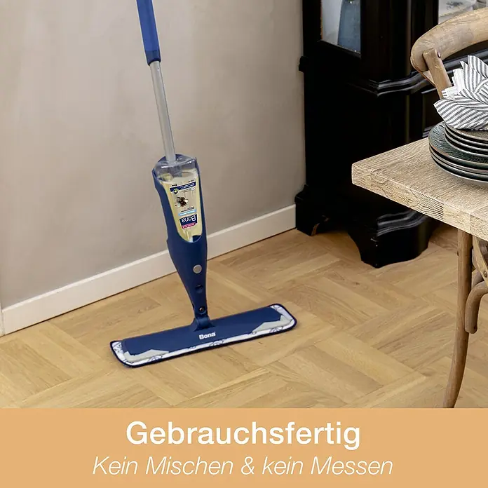 Bona Spray Mop für geölte Holzfußböden - 1 x Spray Mop, 1 x nachfüllbare Kartusche mit 850 ml Reinigungsmittel, 1 x Microfaser-Reinigungspad - Anwendungsbeispiel