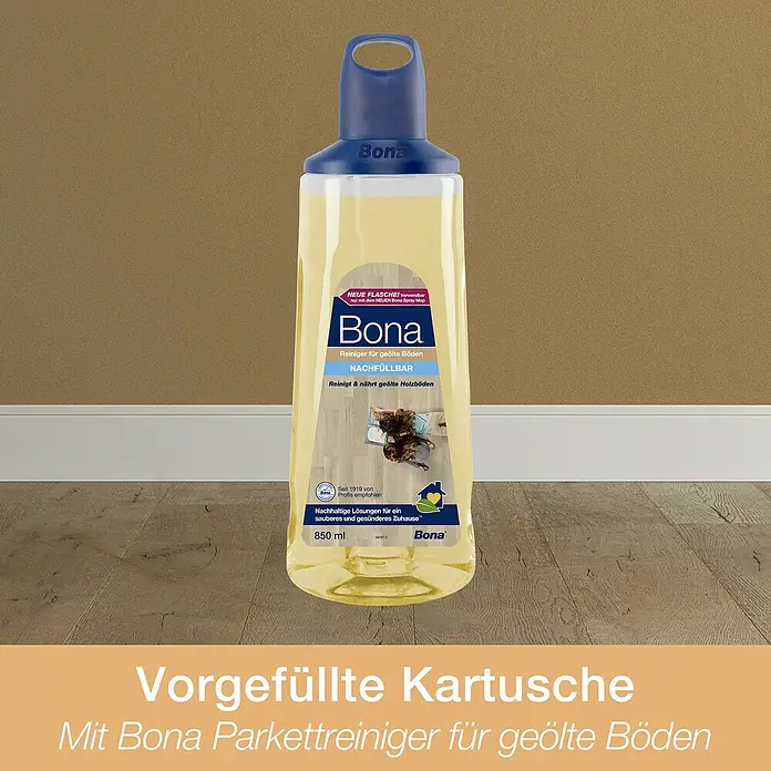 Bona Spray Mop für geölte Holzfußböden - 1 x Spray Mop, 1 x nachfüllbare Kartusche mit 850 ml Reinigungsmittel, 1 x Microfaser-Reinigungspad - Anwendungsbeispiel
