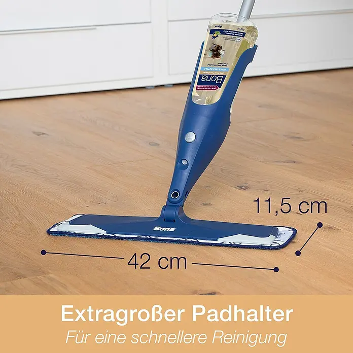 Bona Spray Mop für geölte Holzfußböden - 1 x Spray Mop, 1 x nachfüllbare Kartusche mit 850 ml Reinigungsmittel, 1 x Microfaser-Reinigungspad - Anwendungsbeispiel