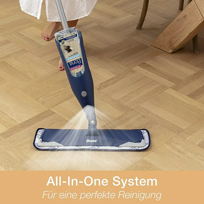 Bona Spray Mop für geölte Holzfußböden - 1 x Spray Mop, 1 x nachfüllbare Kartusche mit 850 ml Reinigungsmittel, 1 x Microfaser-Reinigungspad - Anwendungsbeispiel