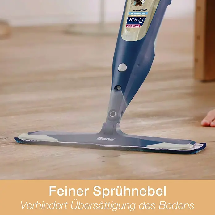Bona Spray Mop für geölte Holzfußböden - 1 x Spray Mop, 1 x nachfüllbare Kartusche mit 850 ml Reinigungsmittel, 1 x Microfaser-Reinigungspad - Anwendungsbeispiel