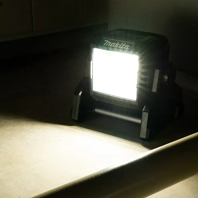 Makita LED-Akkustrahler ML003G - 18 V - 40 V, Ohne Akku - Stimmungsaufnahme